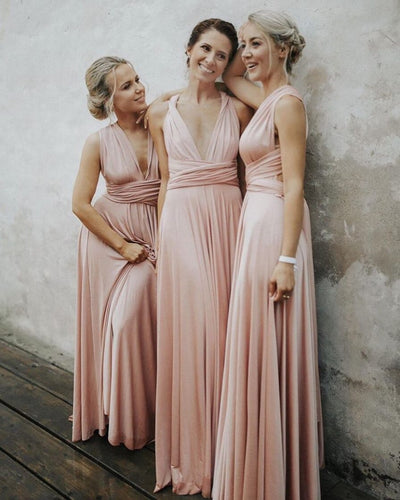 Frauen bei der Hochzeit in rosé farbenen Brautjungfernkleidern
