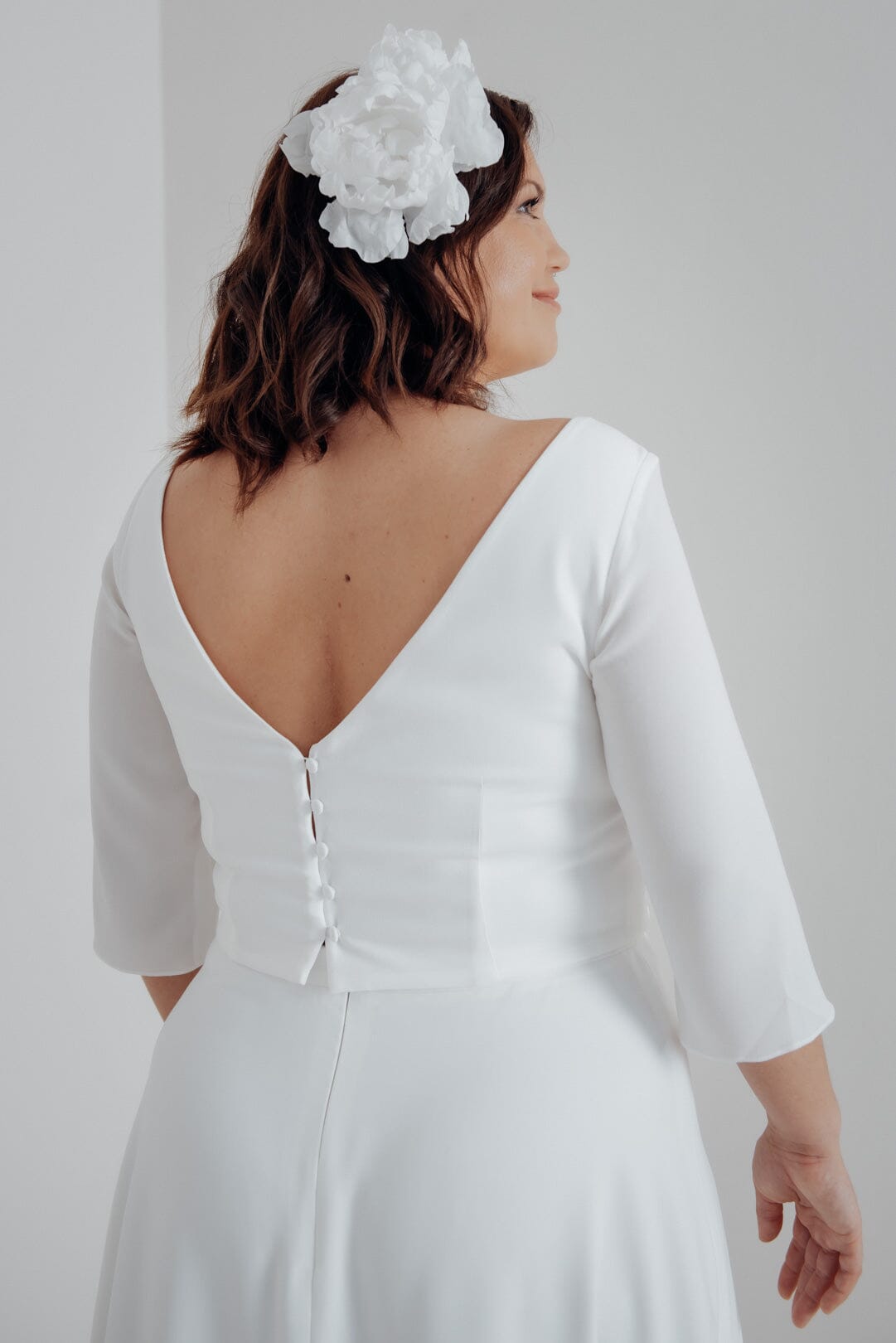 Schlichtes Plus Size Braut Top mit Rückenausschnitt – Youna noni Curvy