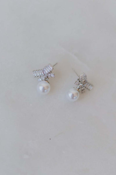 Kleiner Ohrstecker mit Kristallschleife und Perle