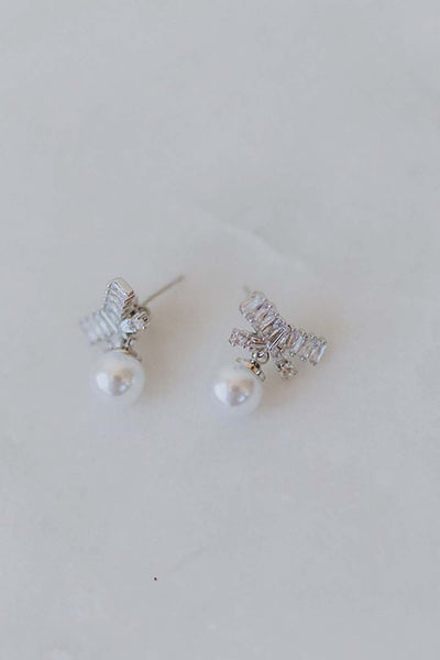 Kleiner Ohrstecker mit Kristallschleife und Perle