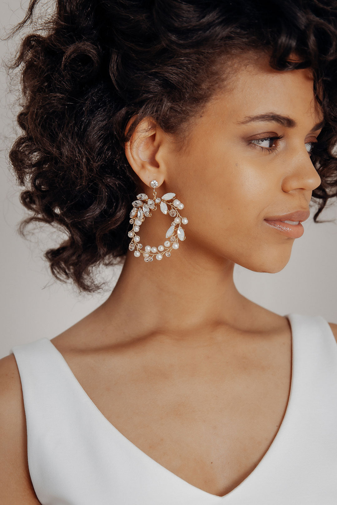 Circular Bridal Earrings with Rhinestones and Pearls – noni