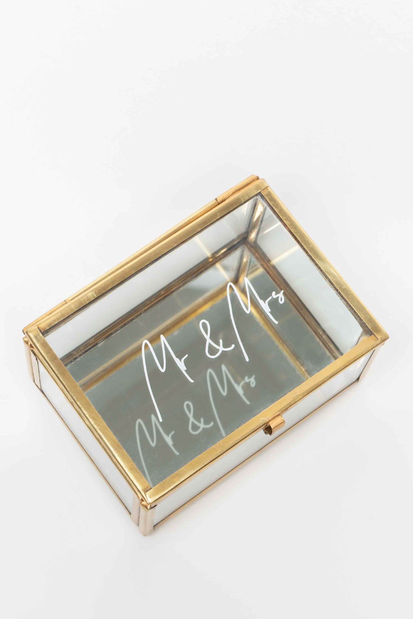 Schmuckschatulle, Ringkästchen zur Hochzeit mit Hand Lettering-Schriftzug - "Mr. & Mrs."