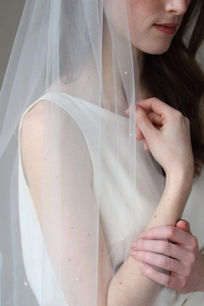 Brautschleier aus feinem Tüll mit bestickten Perlen in Ivory
