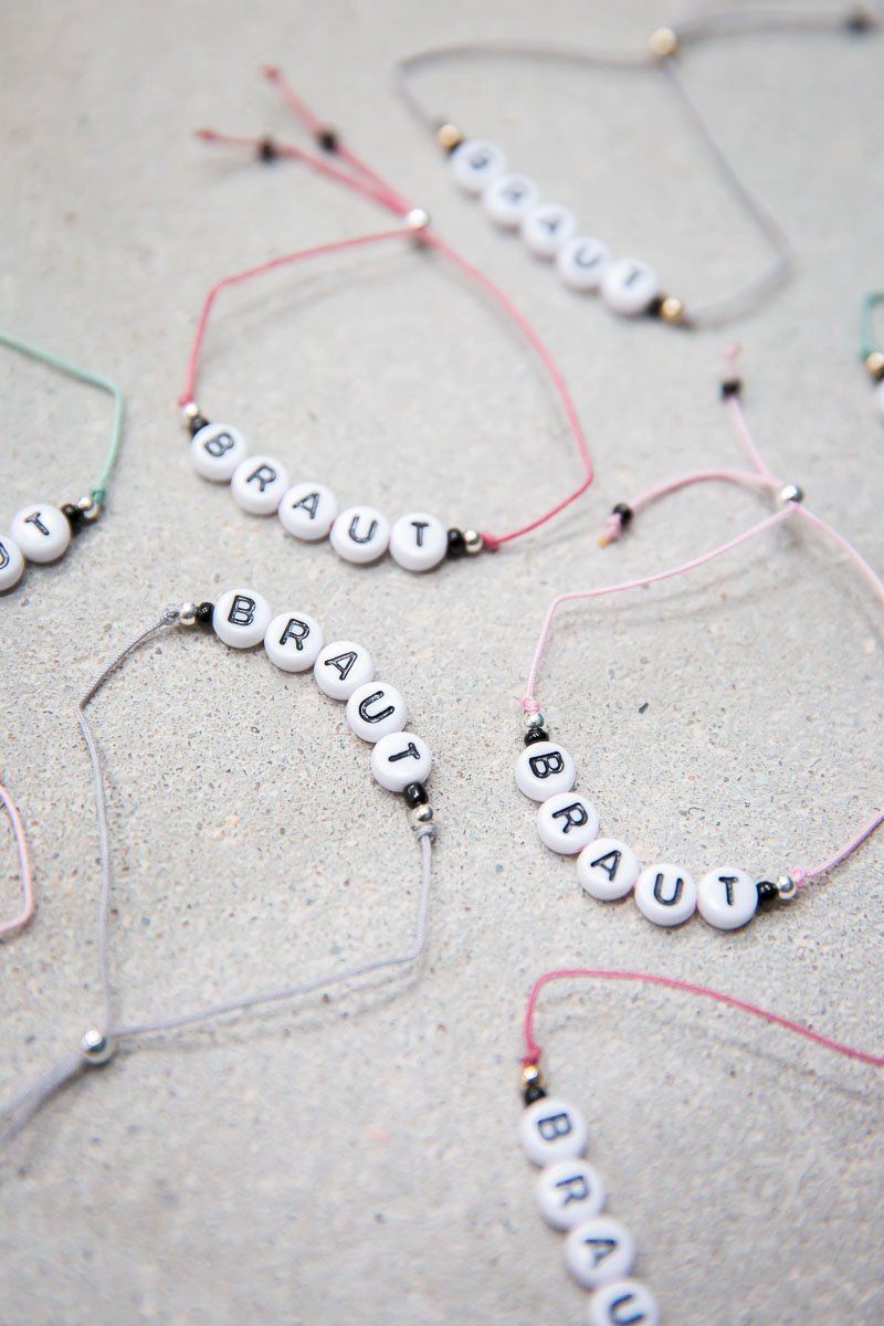 Nylon Armband mit Buchstaben in verschiedenen Farben - "Braut"