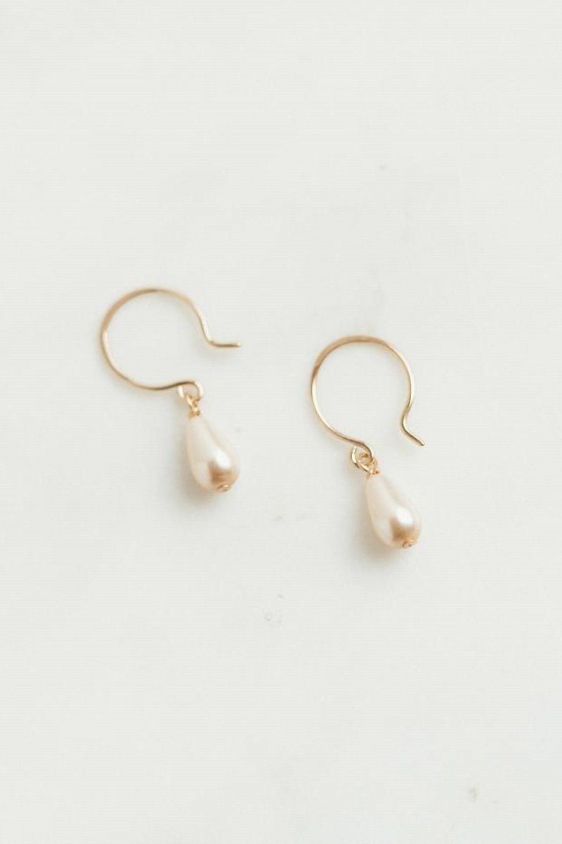 Ohrringe mit tropfenförmigen Perlen 