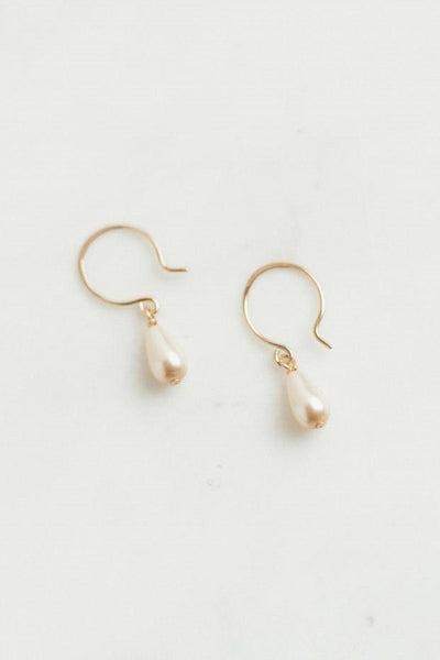 Ohrringe mit tropfenförmigen Perlen 