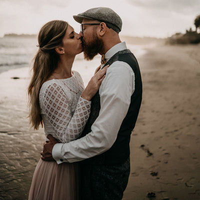 After Wedding-Shoot am Strand von Malibu mit zweiteiligem Boho-Brautkleid