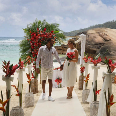 Destination Wedding auf die Seychellen im zweiteiligen Brautkleid