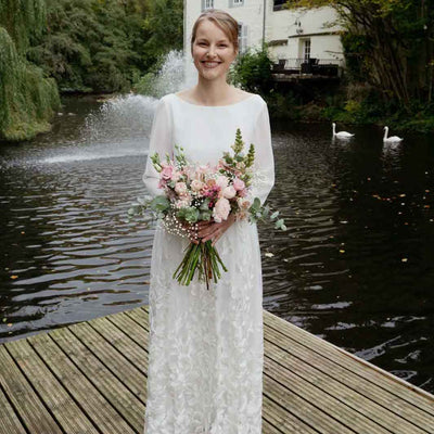 Ein Blüten-Traum in Weiß - Ellens klassischer Hochzeitslook
