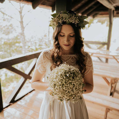 After-Wedding Shoot mit Blumenkranz und Boho Hochzeitskleid