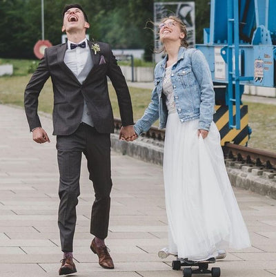 Cooles Hochzeitsoutfit mit Jeansjacke und Skateboard