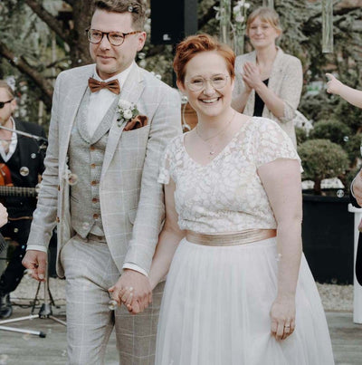 Hochzeitsoutfit mit Spitzentop und roségoldenen Akzenten von Katharina
