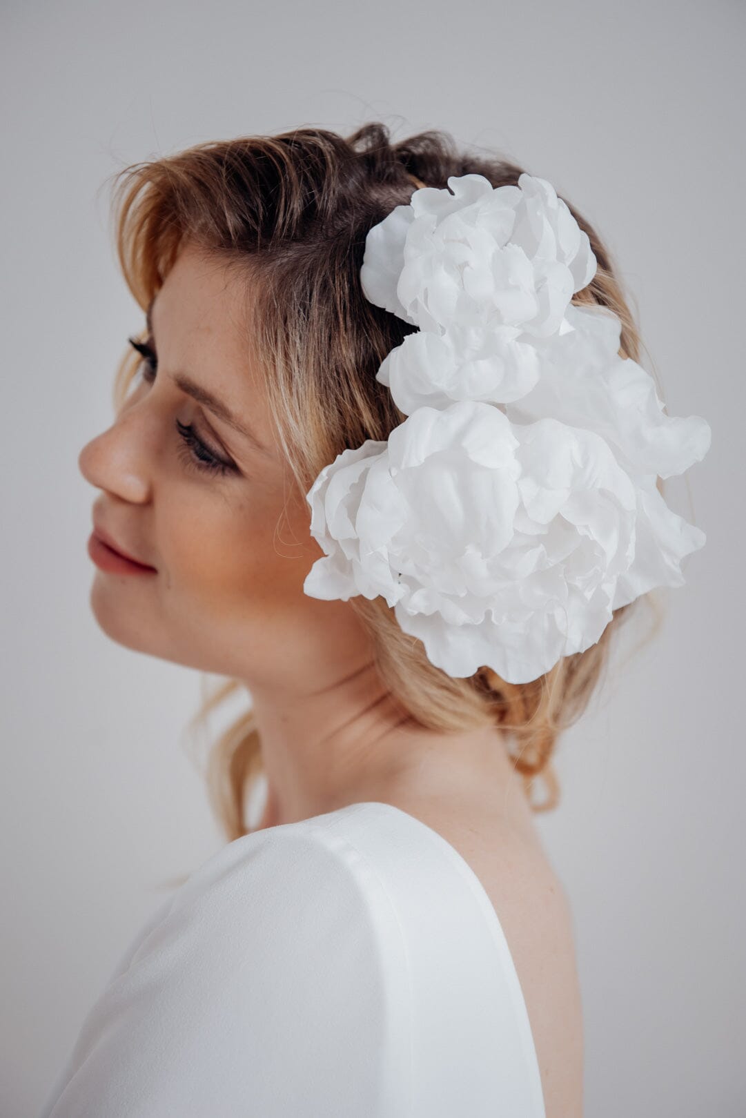 Braut Haarreif mit großen Seidenblüten – Medusa