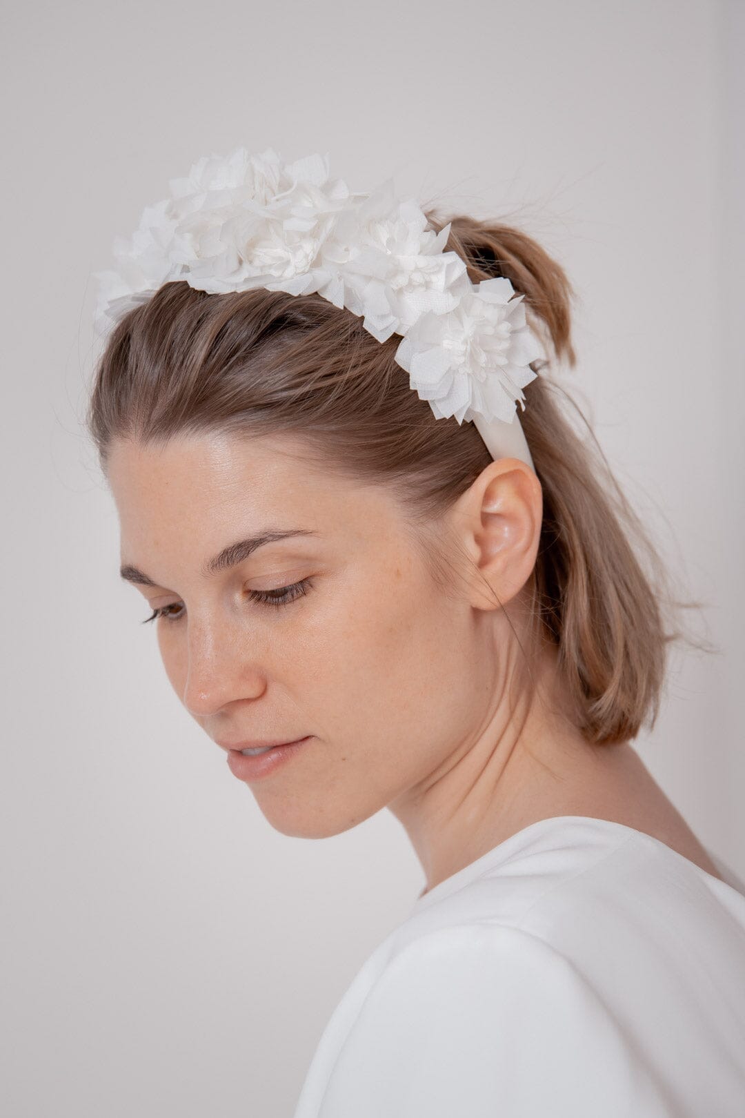 Braut Haarreif mit Organdy-Blüten in Ivory