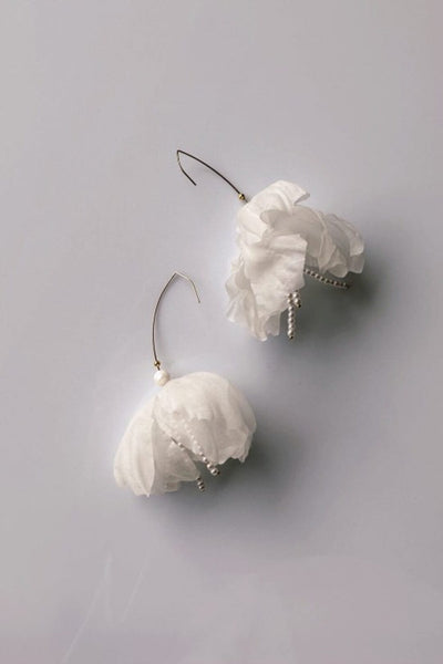 Braut Ohrringe aus Organza-Blüten mit Perlen – Sheer Orchid Stems