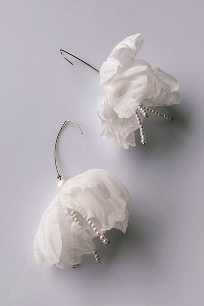 Braut Ohrringe aus Organza-Blüten mit Perlen – Sheer Orchid Stems