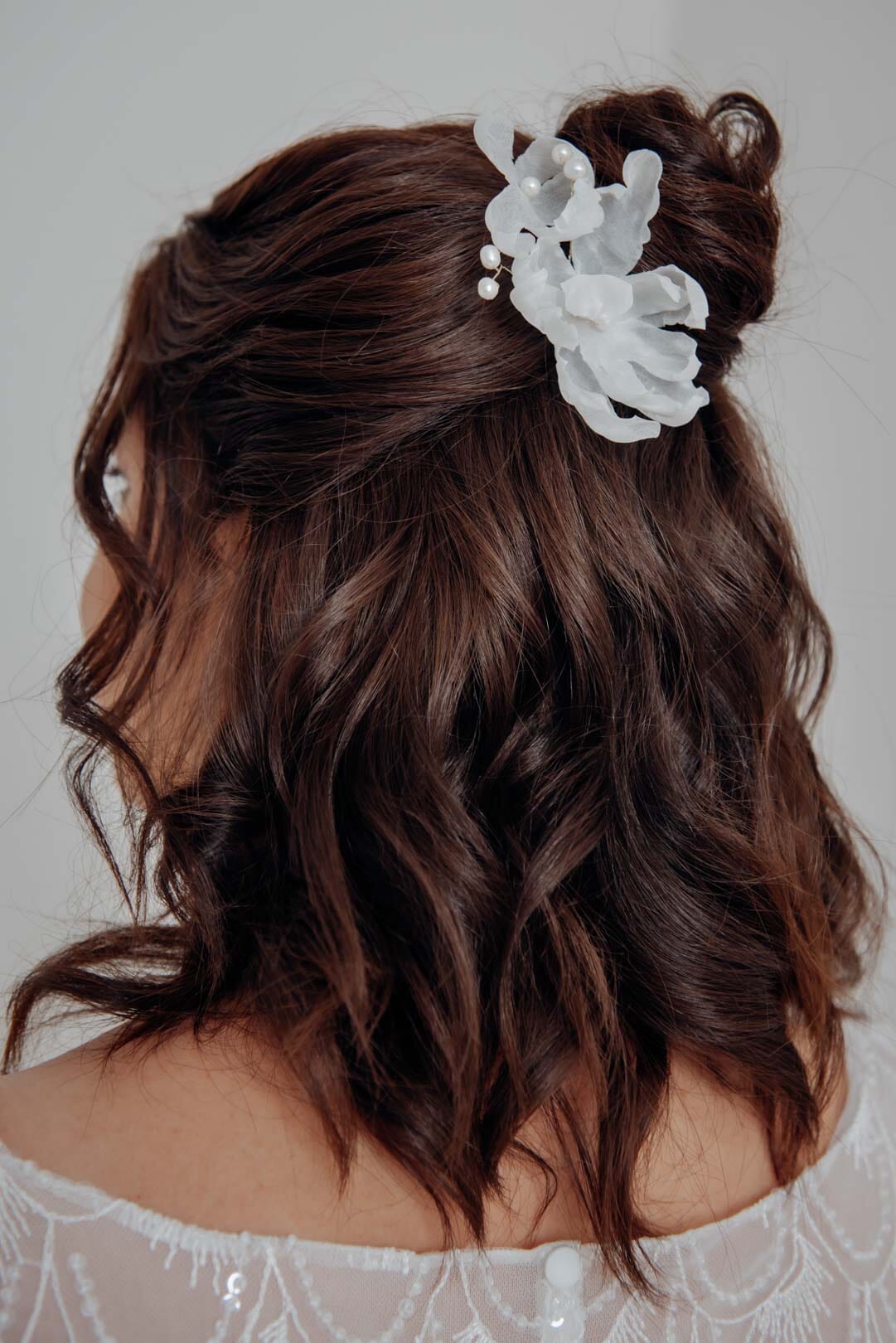 Extra lange Haarnadel mit Seidenblüten und Perlen – Undine
