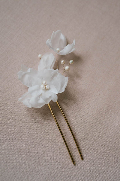 Extra lange Haarnadel mit Seidenblüten und Perlen – Undine