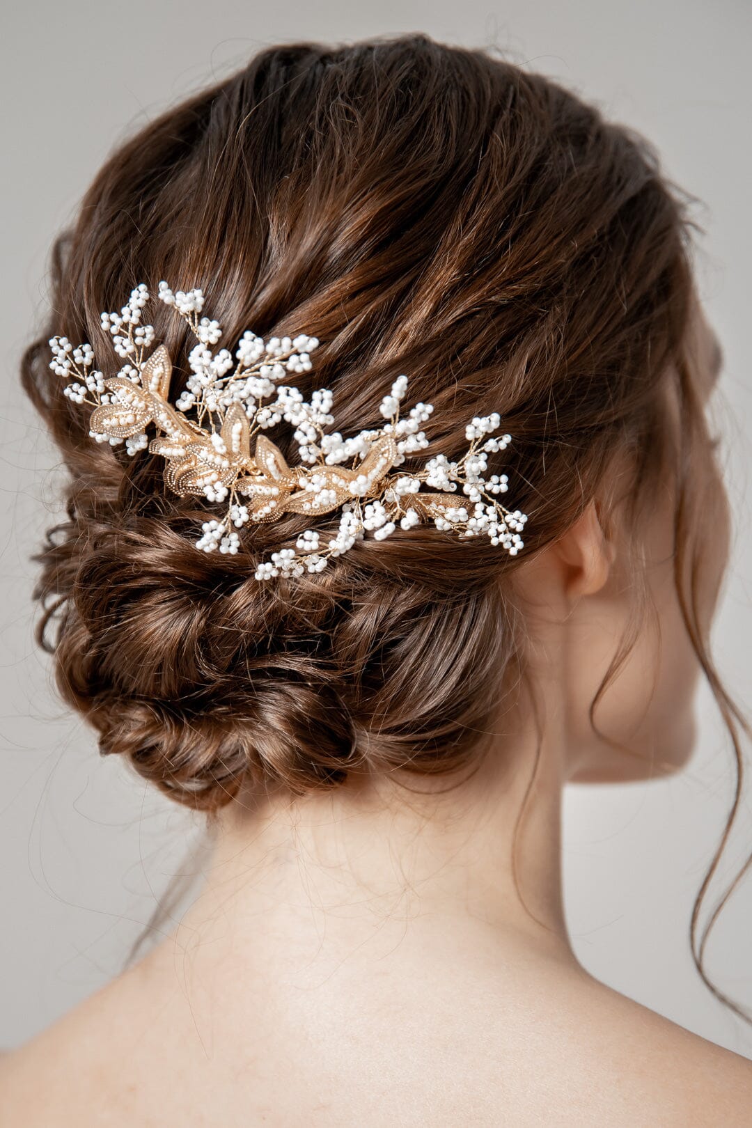Glamouröser Haarkamm mit weißen Perlen und goldenen Blättern