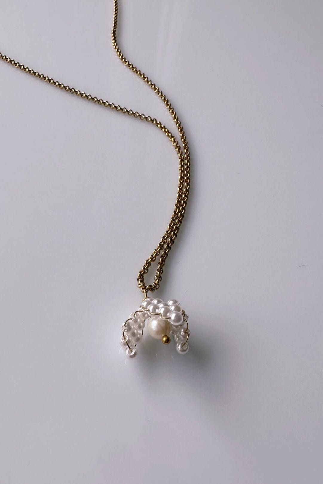 Goldfarbene Halskette mit kleinem Perlenanhänger – Pearl Bell