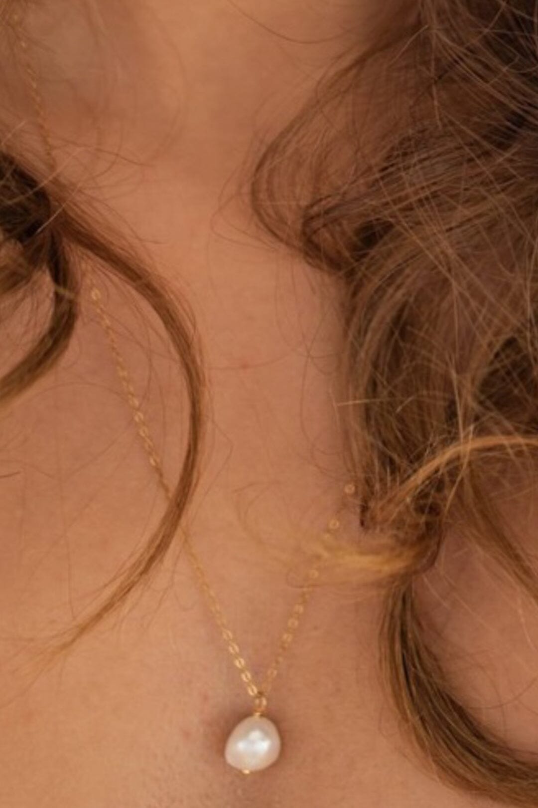 Goldfarbene Halskette mit Süßwasserperle