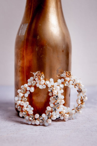 Große Creolen mit Perlen und eingefassten Kristallen