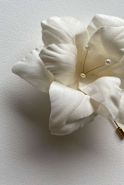 Großer Pin aus Seidenblüten – Amaryllis