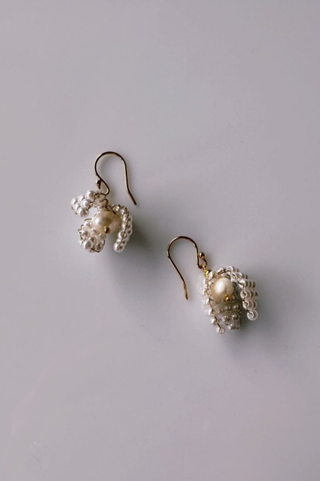 Kleine Braut Ohrringe mit Perlenverzierungen – Pearl Bell
