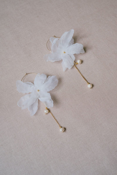 Seidenblüten-Creolen mit Perlen – Undine