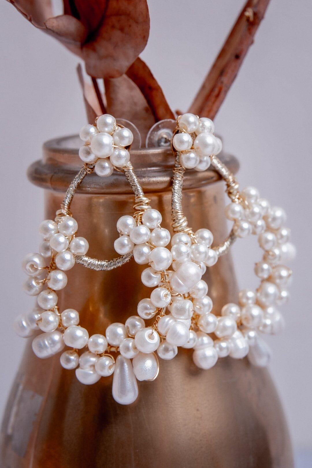 Tropfenförmige Creolen mit glamouröser Perlenverzierung
