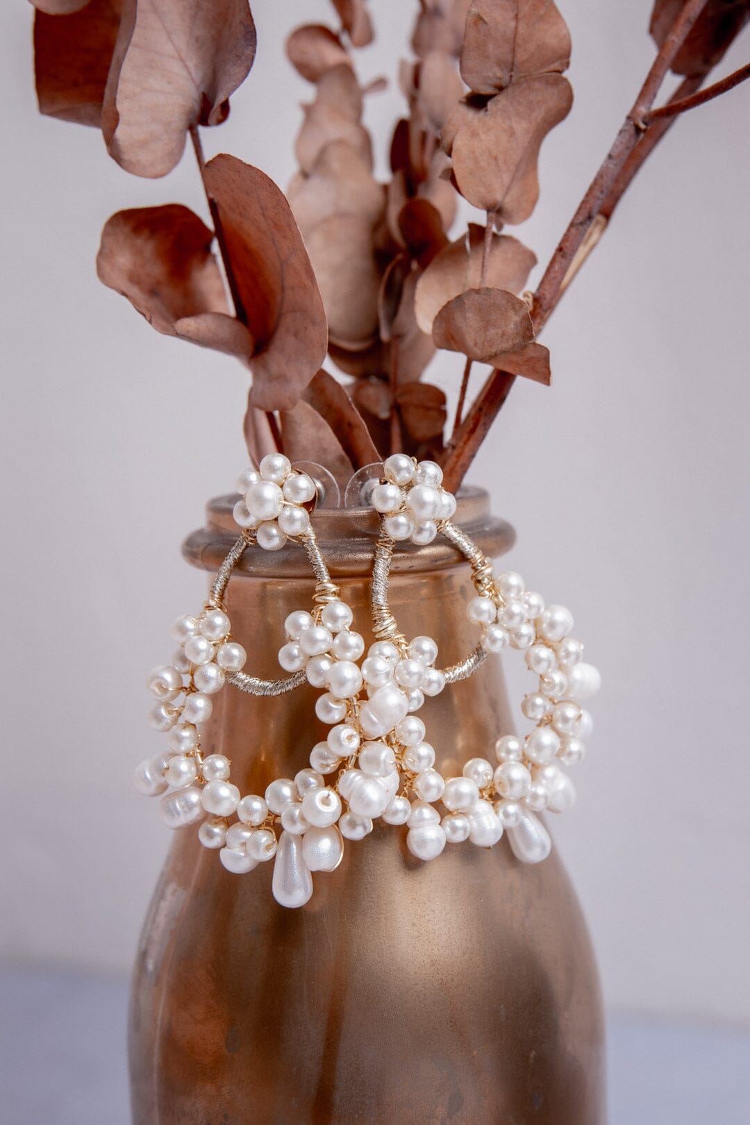 Tropfenförmige Creolen mit glamouröser Perlenverzierung
