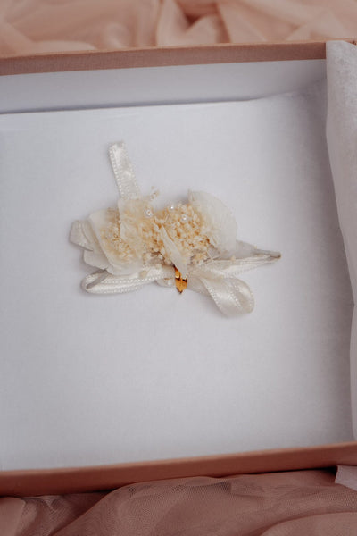 Zartes Armband mit echten Blüten, Schleierkraut und kleinen Perlen