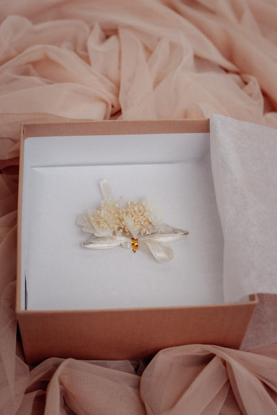 Zartes Armband mit echten Blüten, Schleierkraut und kleinen Perlen