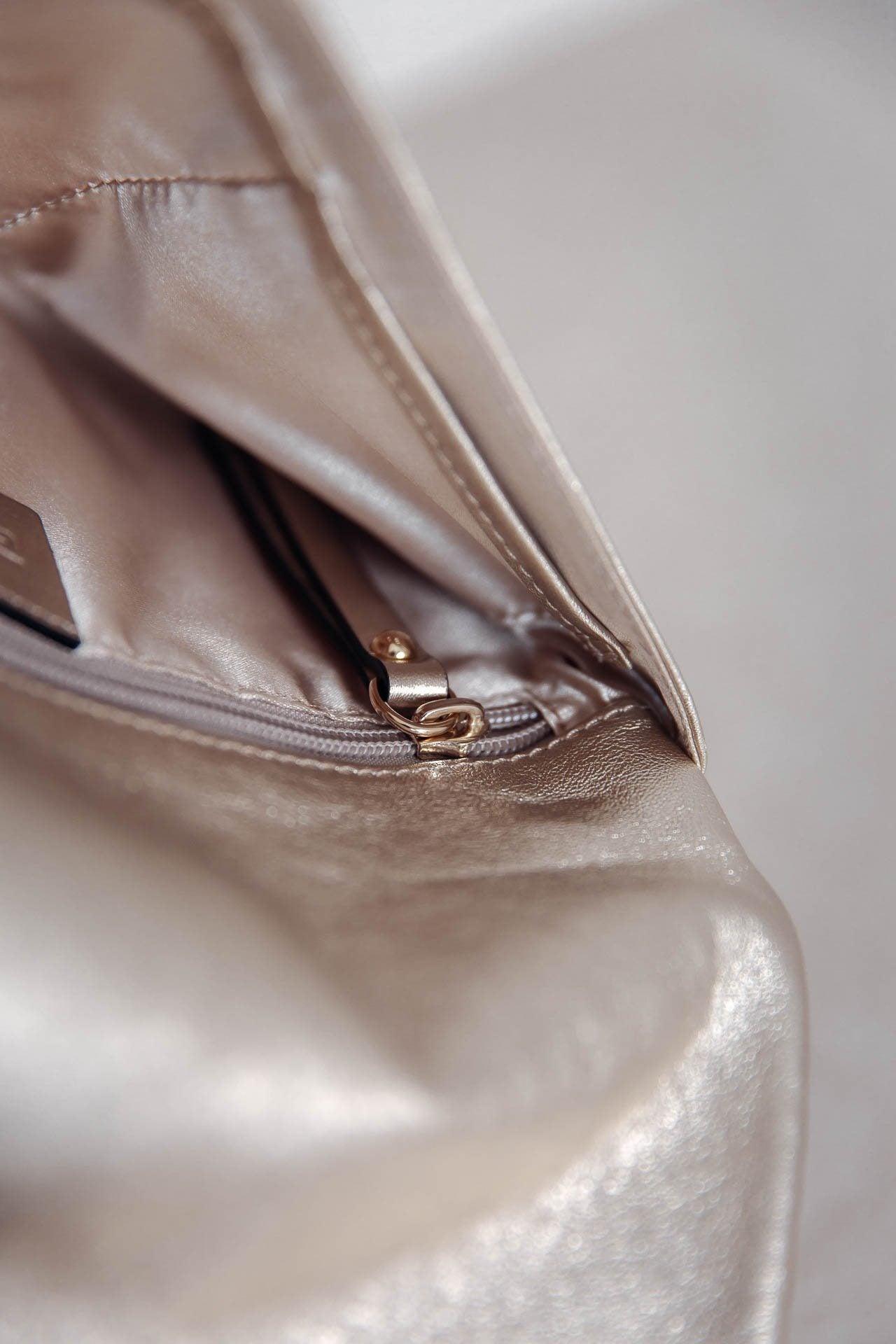 Glänzende Handtasche aus hochwertigem Leder