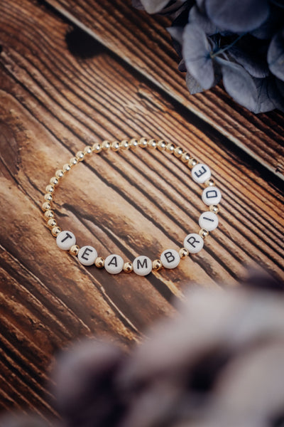 Armband mit goldfarbenen Perlen "Team Bride"