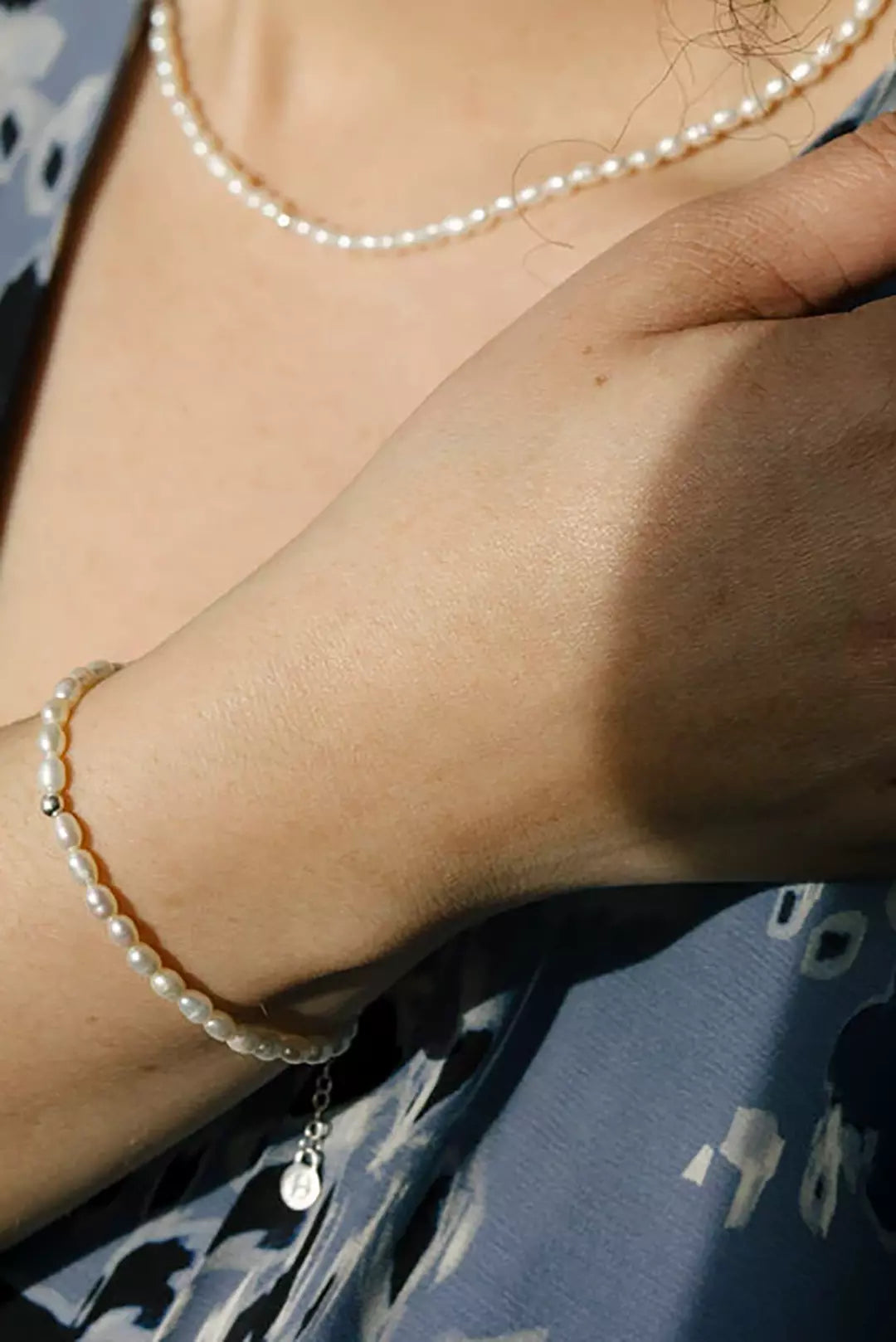 Armband mit kleinen Süßwasserperlen und Detail-Perle