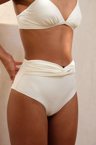 Bikini-Hose mit hoher Taille in off-white