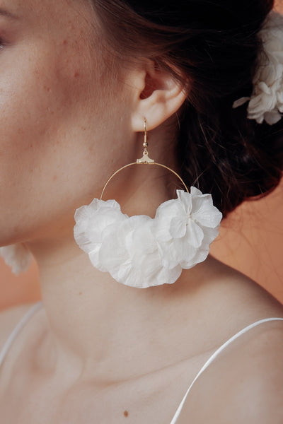 Braut Ohrringe, große Creolen mit echten Blüten 