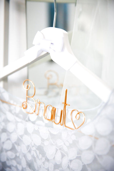 Braut Kleiderbügel, Geschenk zur Hochzeit, Schriftzug in Gold oder Roségold - "Braut"
