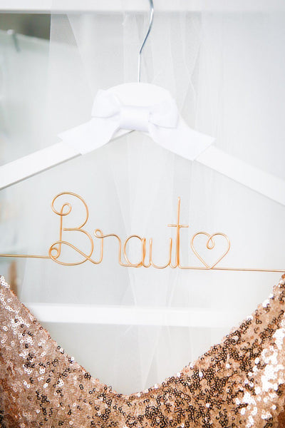 Braut Kleiderbügel, Geschenk zur Hochzeit, Schriftzug in Gold oder Roségold - "Braut"