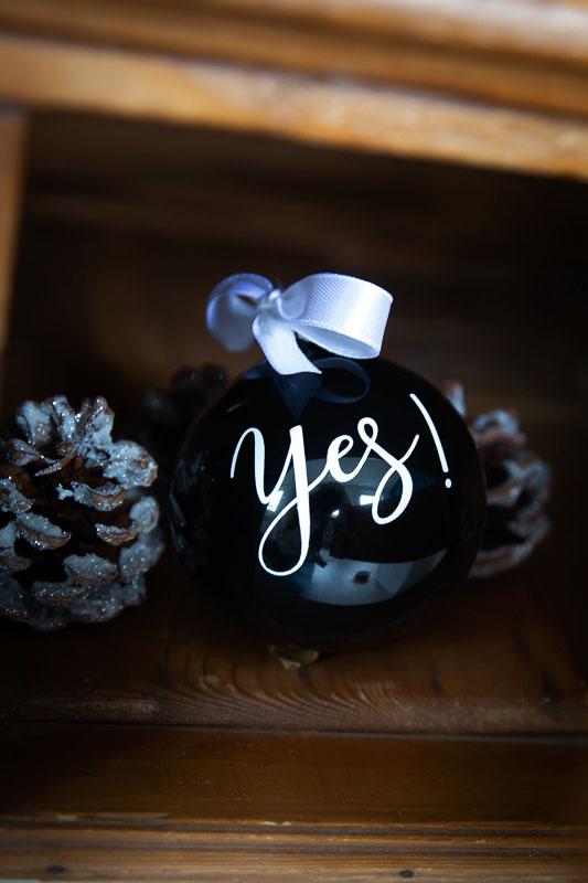 Christbaumkugel, Weihnachtsdeko zur Hochzeit "Yes!" in schwarz glänzend mit weißer Schrift und weißer Schleife