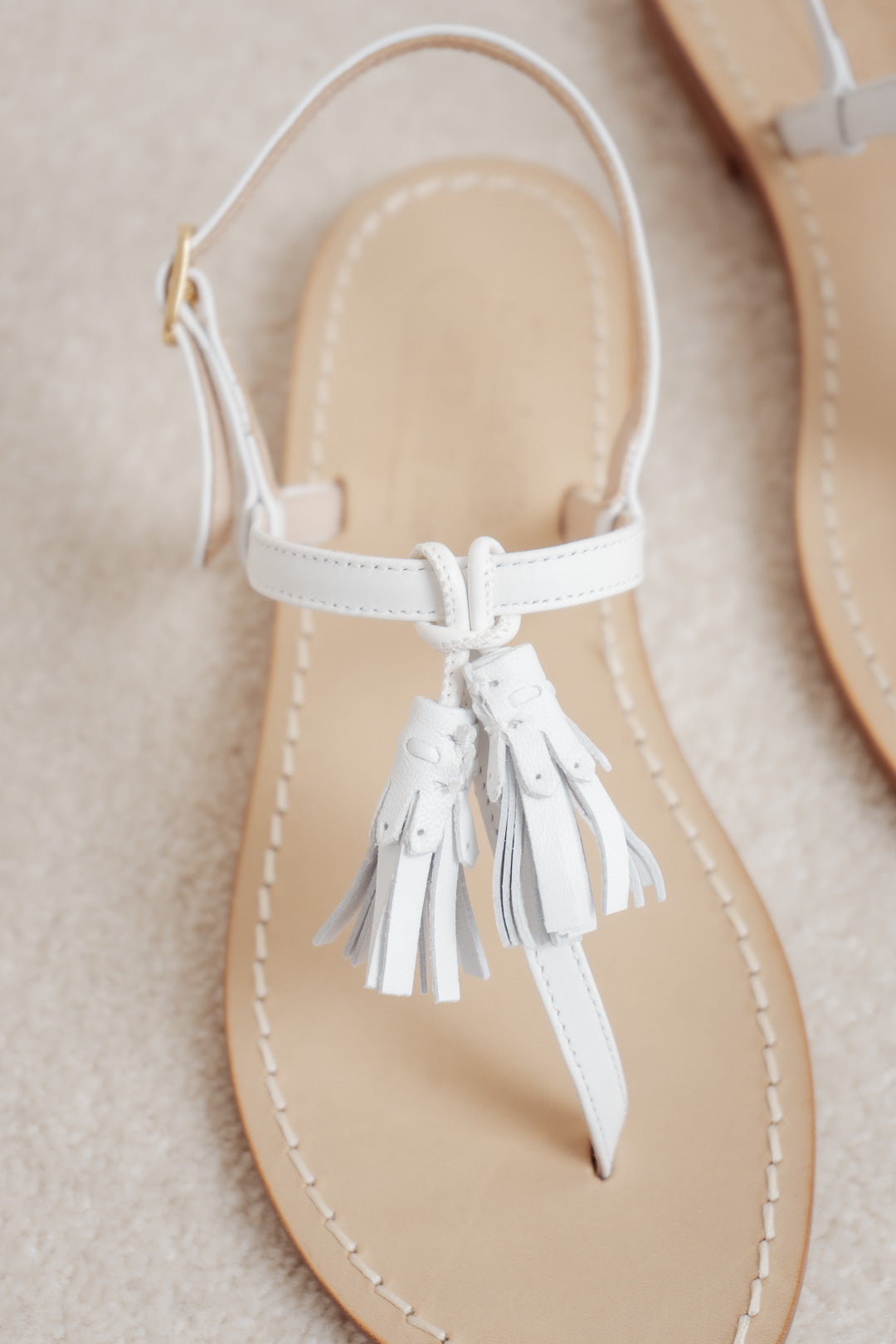 Flache weiße Braut Sandale mit Quastenverzierung