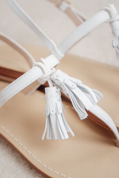 Flache weiße Braut Sandale mit Quastenverzierung