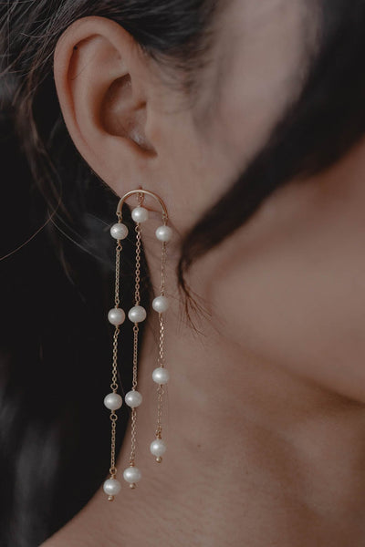 Halbrunde lange Perlen-Ohrhänger – Eliza