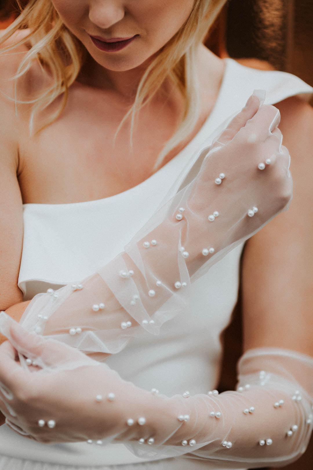 Lange Brauthandschuhe mit Perlenapplikation