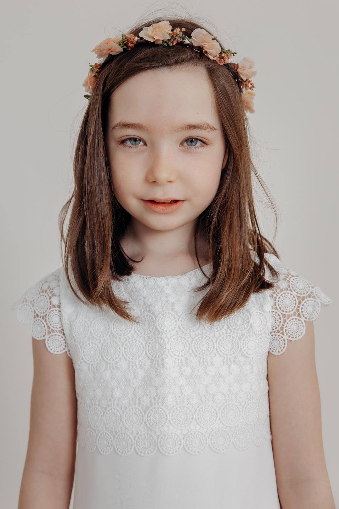 Mädchenkleid mit Spitze und Perlendetails – Ingrid Ivory