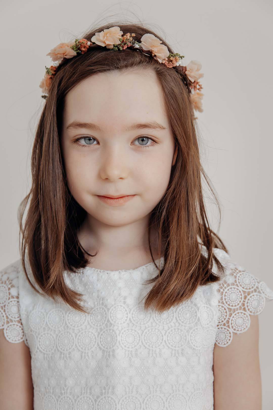 Mädchenkleid mit Spitze und Perlendetails – Ingrid Ivory