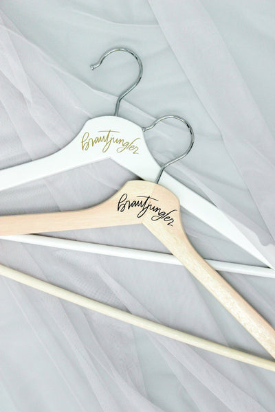 Moderner Kleiderbügel mit schöner Aufschrift in zwei Varianten - "Brautjungfer"