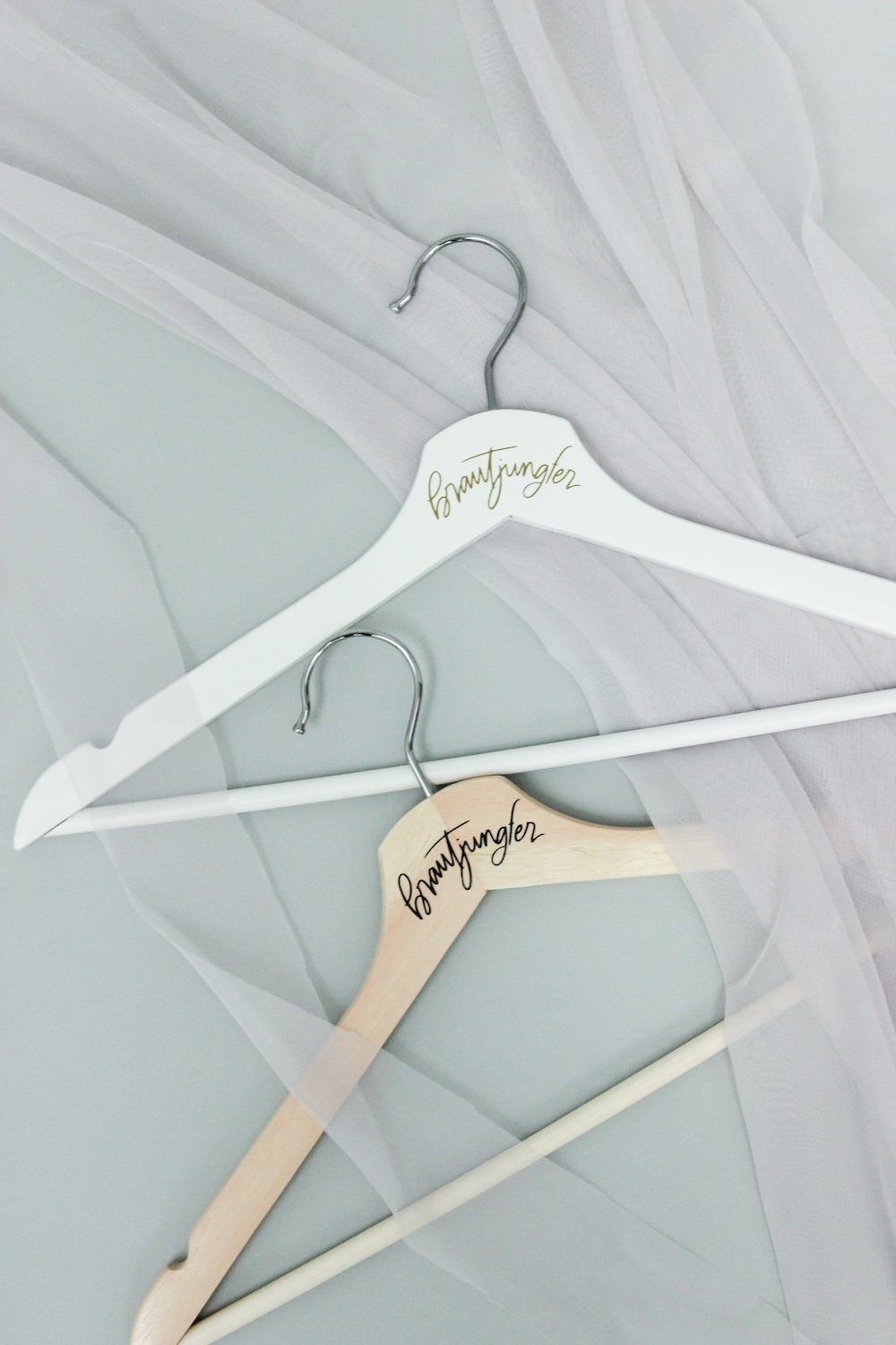 Moderner Kleiderbügel mit schöner Aufschrift in zwei Varianten - "Brautjungfer"