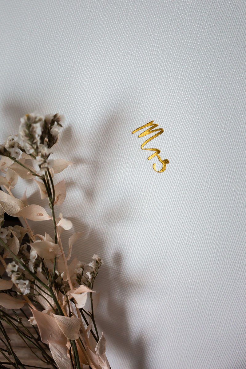 Braut-Pouch, Clutch mit goldenem Schriftzug "Mrs" in Chalky White